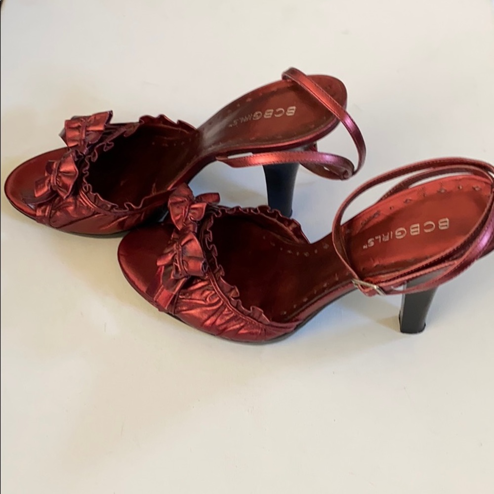 Super cute shoes with bow.